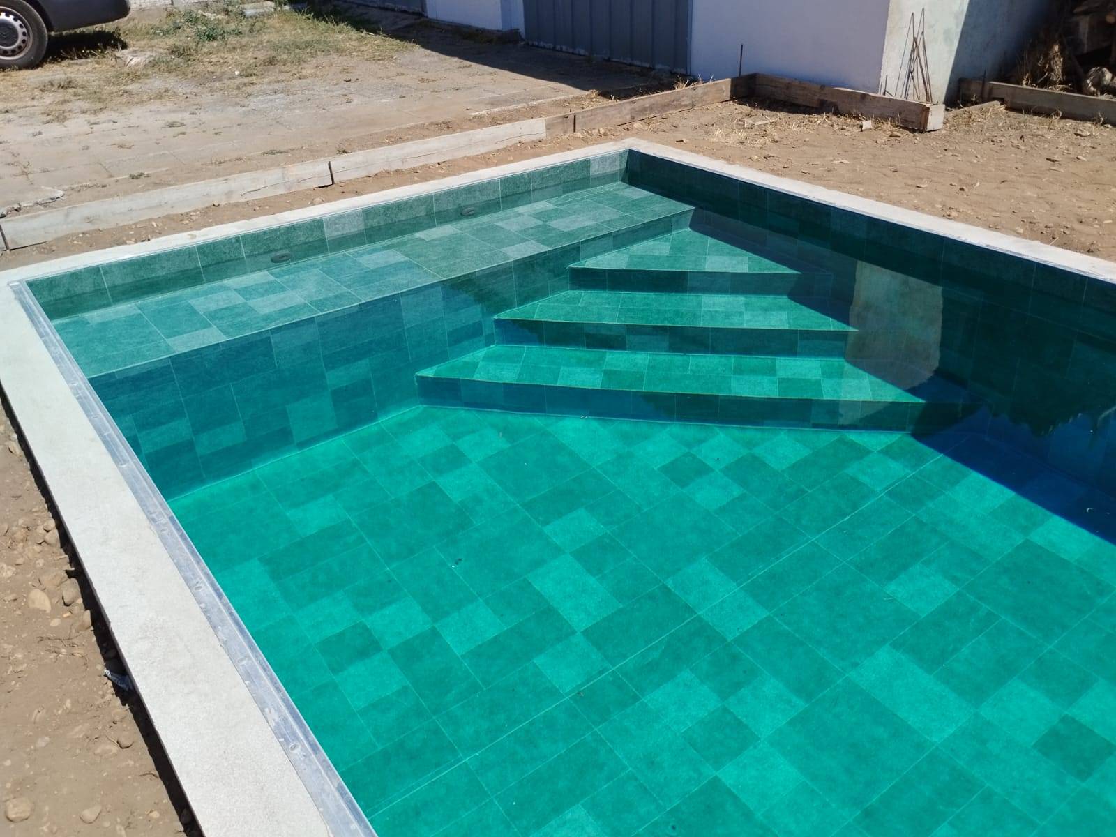 Faire installer un escalier dans une piscine maçonnée à Andernos les Bains