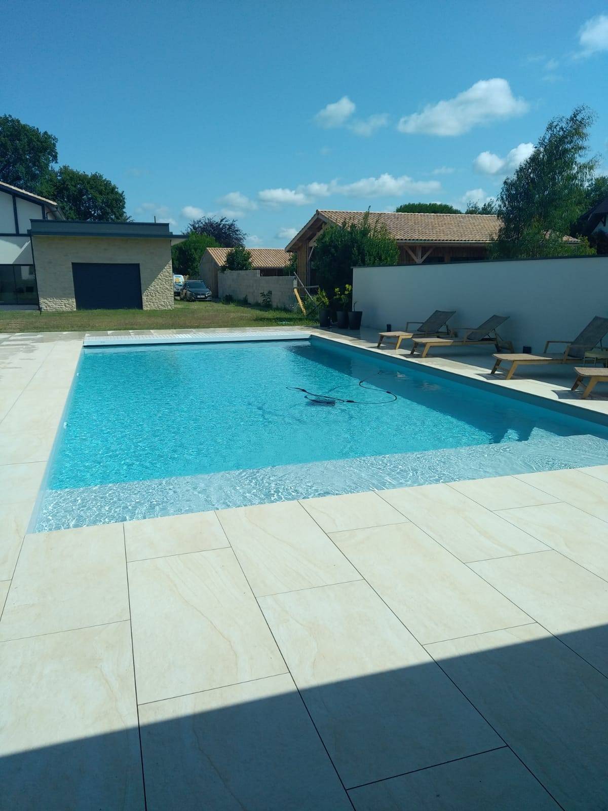 Expert en rénovation de piscine pour ajouter une banquette immergée Lège Cap ferret