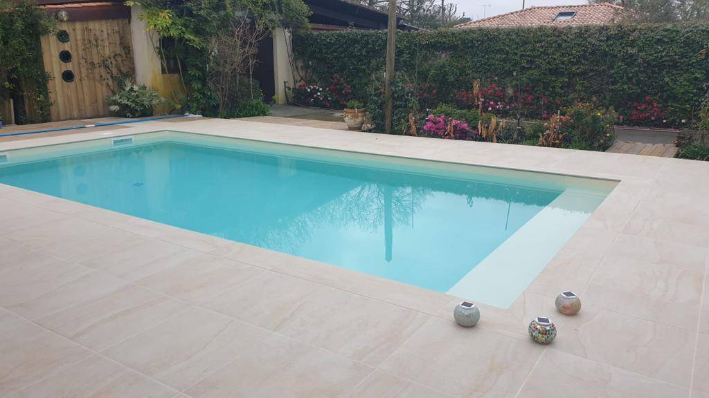 Constructeur de piscines traditionnelles sur-mesure avec escalier à Mérignac 33700