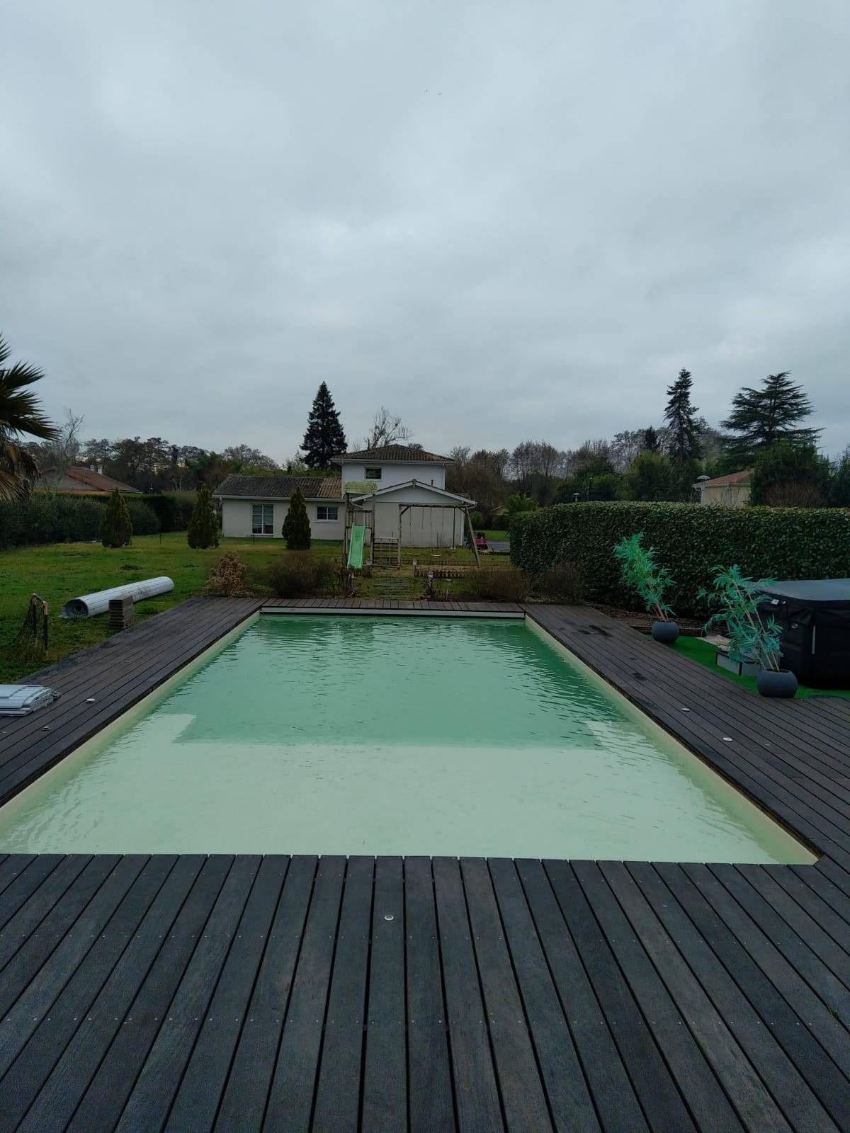 Constructeur de piscines traditionnelles sur-mesure avec escalier à Pessac 33600