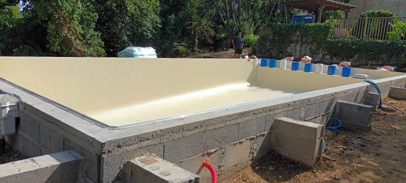 Construction d’une piscine traditionnelle avec liner couleur sable en Gironde par DE MELO PISCINES