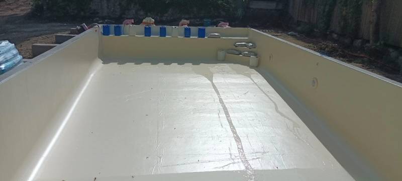 Construction d’une piscine traditionnelle avec liner couleur sable en Gironde par DE MELO PISCINES