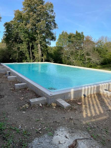 Construction d’une piscine traditionnelle avec liner couleur sable en Gironde par DE MELO PISCINES