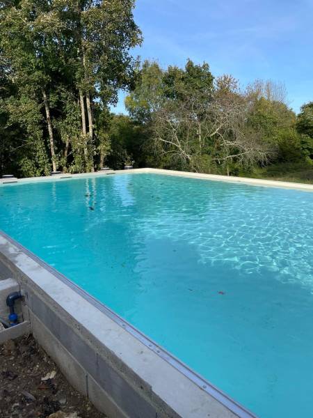 Construction d'une piscine traditionnelle maçonnée avec liner sable à Gauriac en Gironde, proche de Bordeaux