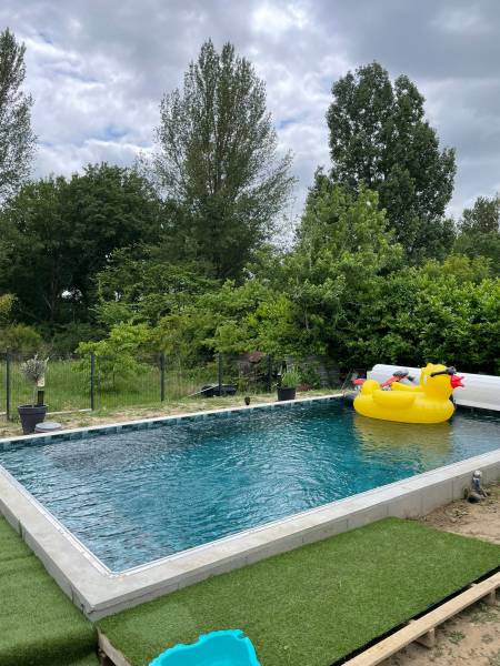 DE MELO PISCINES réalise des piscines maçonnées sur mesure, alliant qualité, esthétisme et performance pour des moments de détente inoubliables.