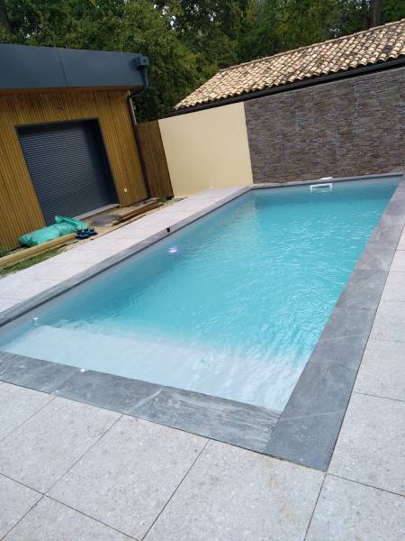Jolie construction de piscine traditionnelle en PVC armé GRIS CLAIR par DE MELO PISICNES
