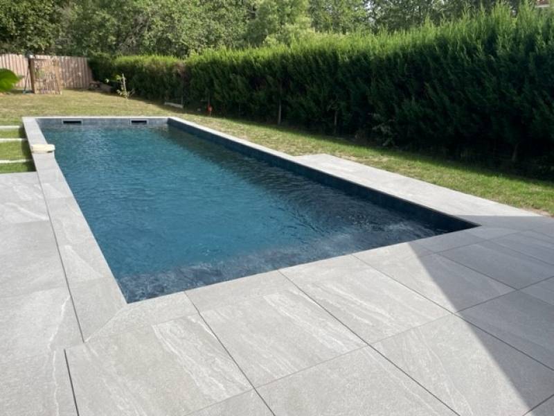 Construction d’une piscine traditionnelle maçonnée 9,00 x3,00 m avec liner gris anthracite