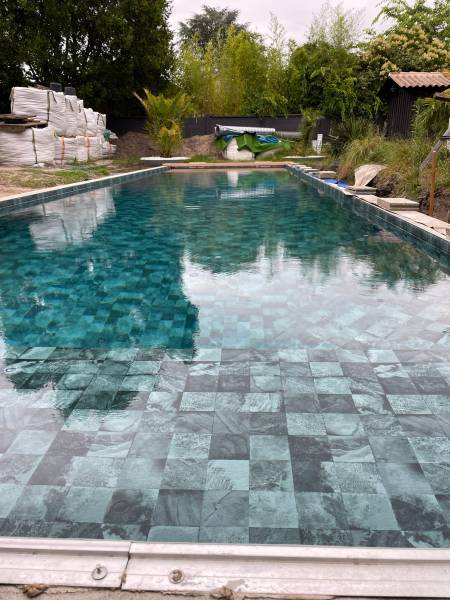 piscine par DE MELO PISCINES, en pvc armé Fidji green