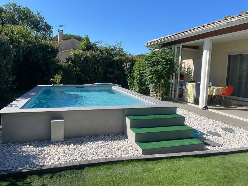 avoir-faire et expertise depuis 1987 : Une piscine maçonnée réalisée avec soin, reflet de notre engagement à offrir des solutions de qualité.