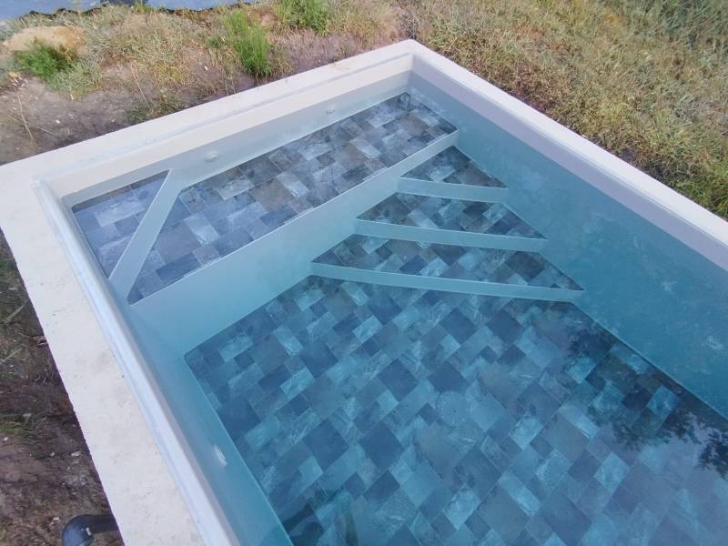 Pose soignée en soudure bord à bord pour un rendu sans défaut sur cette piscine de 10 m² au Pian-Médoc.