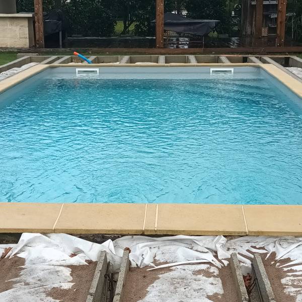 Transformation d’une piscine avec échelle en piscine moderne grâce à un escalier banquette de 80 cm et trois marches d’angles.
