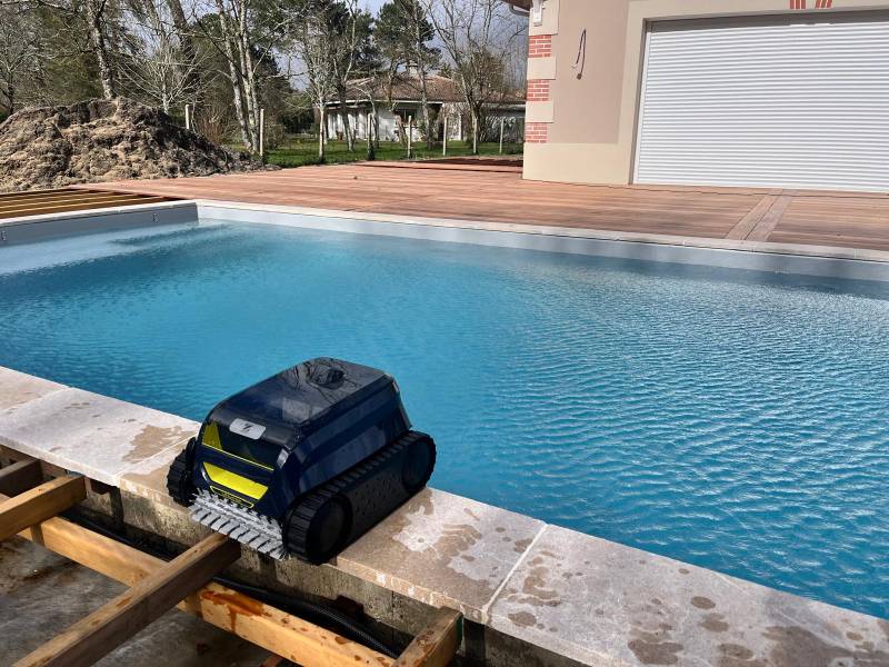 Volet immergé avec caillebotis aluminium gris clair et lames assorties pour sécuriser la piscine avec élégance.
