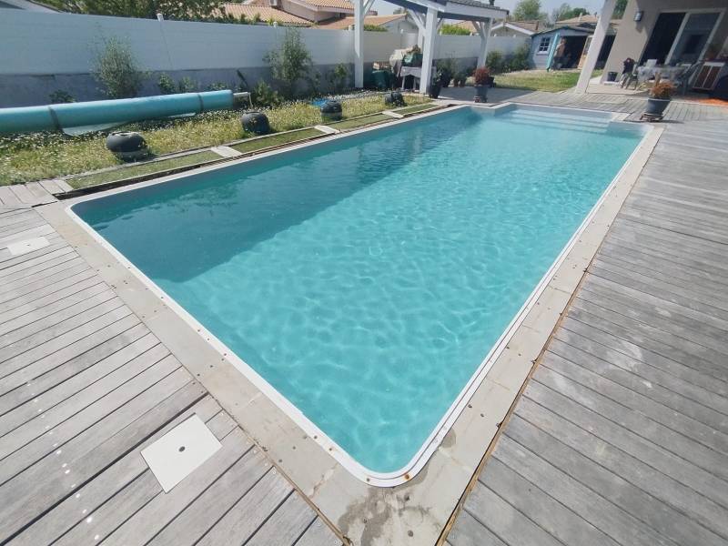 Rénovation de piscine en Gironde avec changement de liner gris clair pour un rendu moderne et élégant