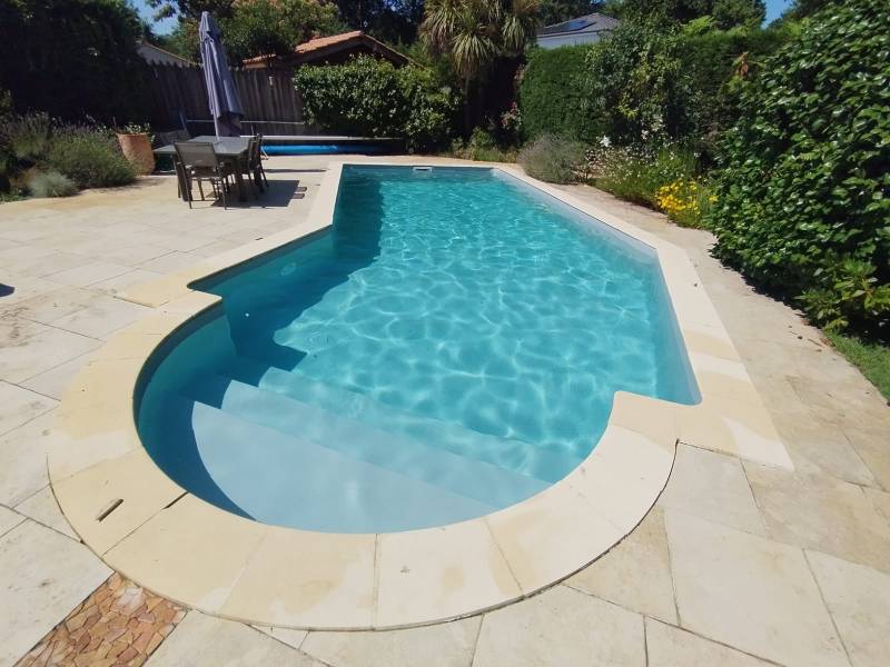 Rénovation d'une piscine maçonnée forme libre avec pose d'un liner gris clair 90/100ème.