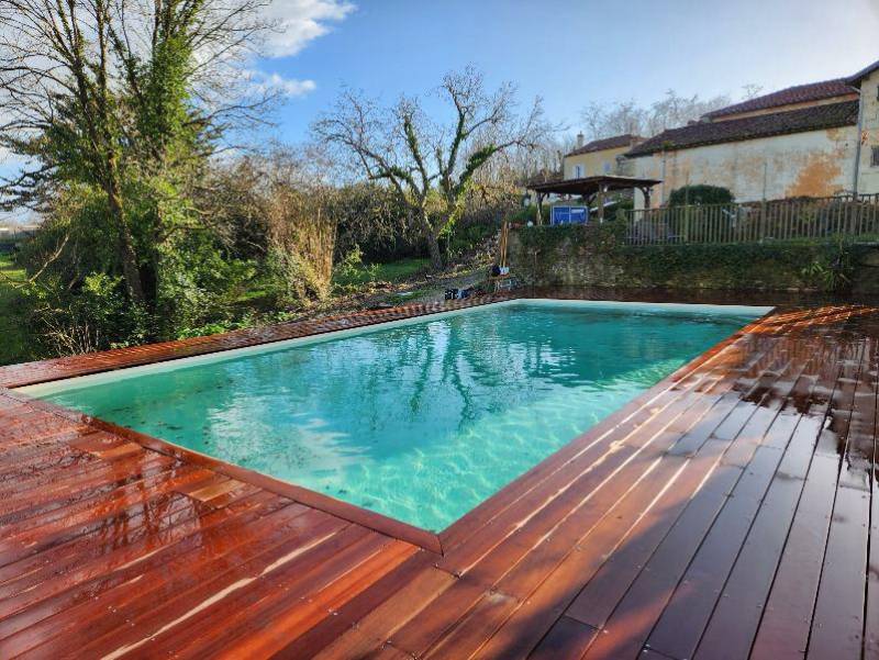 Construction d'une piscine traditionnelle maçonnée par DE MELO PISCINES à Saint jean d'illac