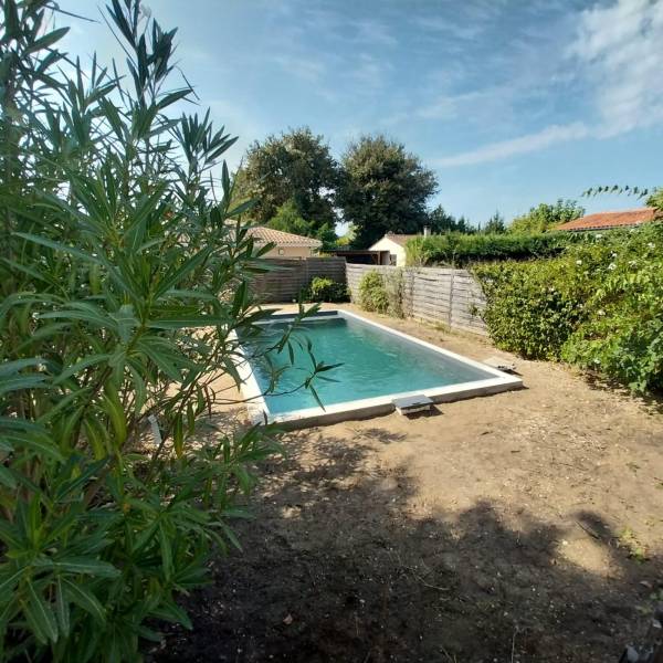 Élégance contemporaine avec un liner gris anthracite qui sublime l’eau.