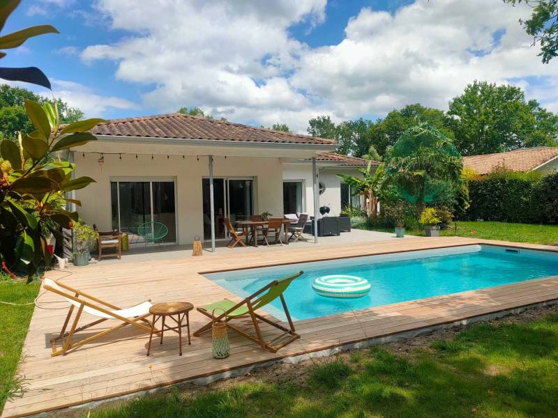 Piscine maçonnée par DE MELO PISCINES , liner gris clair