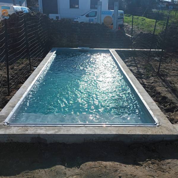 Liner 85/100 gris clair – finition premium pour cette piscine traditionnelle réalisée par DE MELO PISCINES à Saint-Jean-d’Illac.