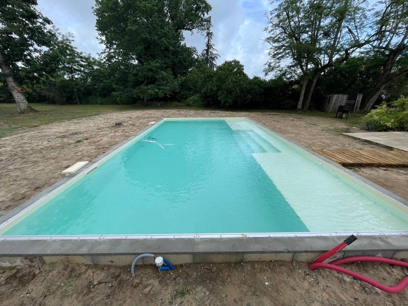 Faites confiance à un constructeur de piscine en Gironde fort de 38 ans d'expérience pour concrétiser votre projet de piscine familiale.