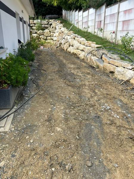 Construction d’une piscine traditionnelle maçonnée de 10x3 m , liner gris anthracite par DE MELO PISCINES à saint jean d’illac.