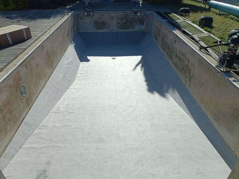 Piscine 9x4 m à Saint Aubin de Médoc transformée grâce à un liner gris clair et un savoir-faire en rénovation