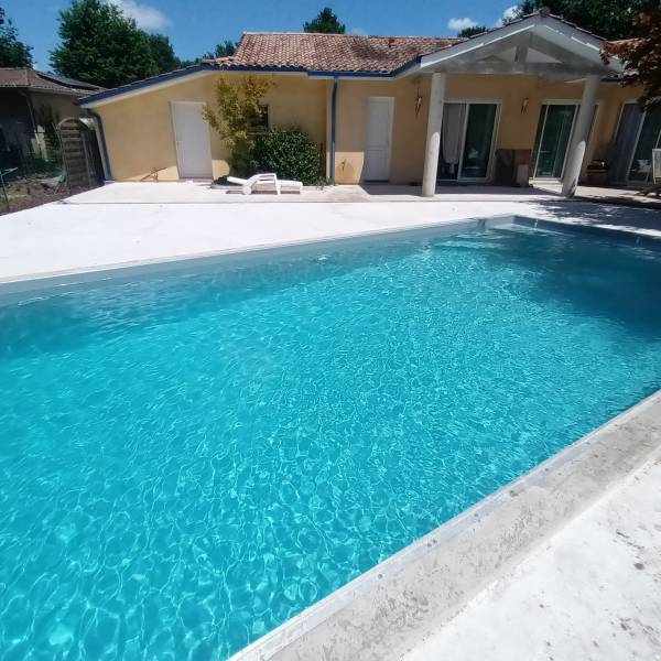 Construction d'une piscine maçonnée 8 x 4 m à Saint-Jean-d'Illac par DE MELO PISCINES, expert en construction de piscines en Gironde depuis plus de 38 ans.