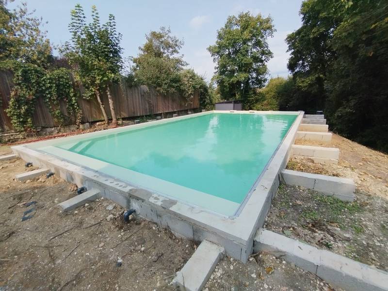 Construction d’une piscine traditionnelle avec liner couleur sable en Gironde par DE MELO PISCINES