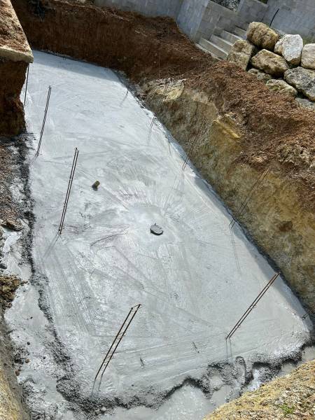 Construction d’une piscine traditionnelle maçonnée de 10x3 m , liner gris anthracite par DE MELO PISCINES à saint jean d’illac.