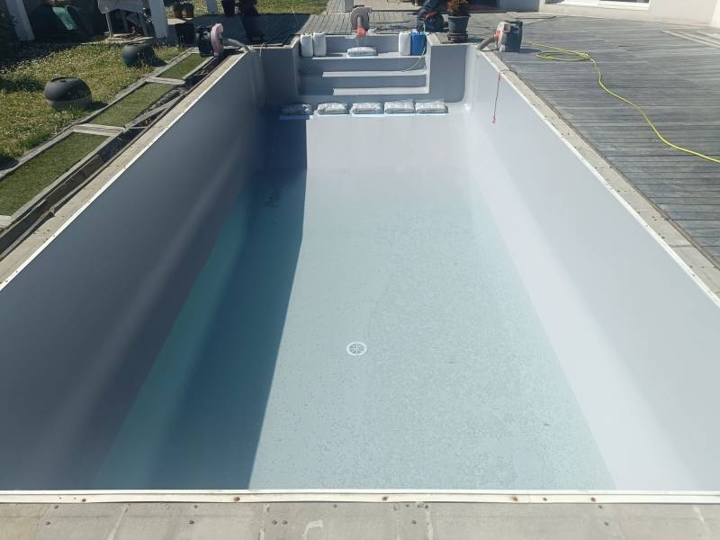 Avant / après rénovation de piscine en Gironde : un nouveau liner gris clair pour redonner vie au bassin