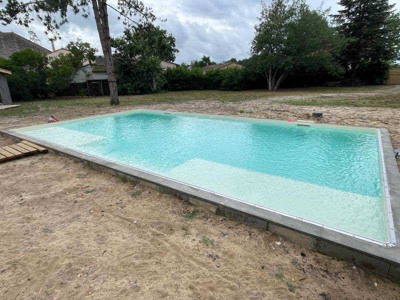 Une piscine traditionnelle en parpaings offre robustesse, personnalisation et longévité pour profiter pleinement de votre extérieur.