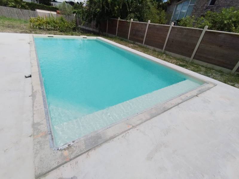 Piscine maçonnée de 9,00 x4,50 m par DE MELO PISCINES à Saint Jean d’illac