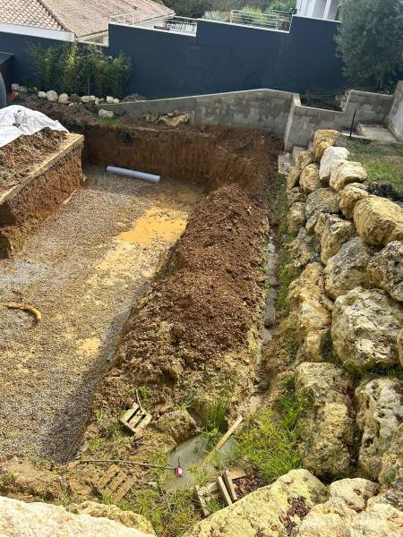 Construction d’une piscine traditionnelle maçonnée de 10x3 m , liner gris anthracite par DE MELO PISCINES à saint jean d’illac.