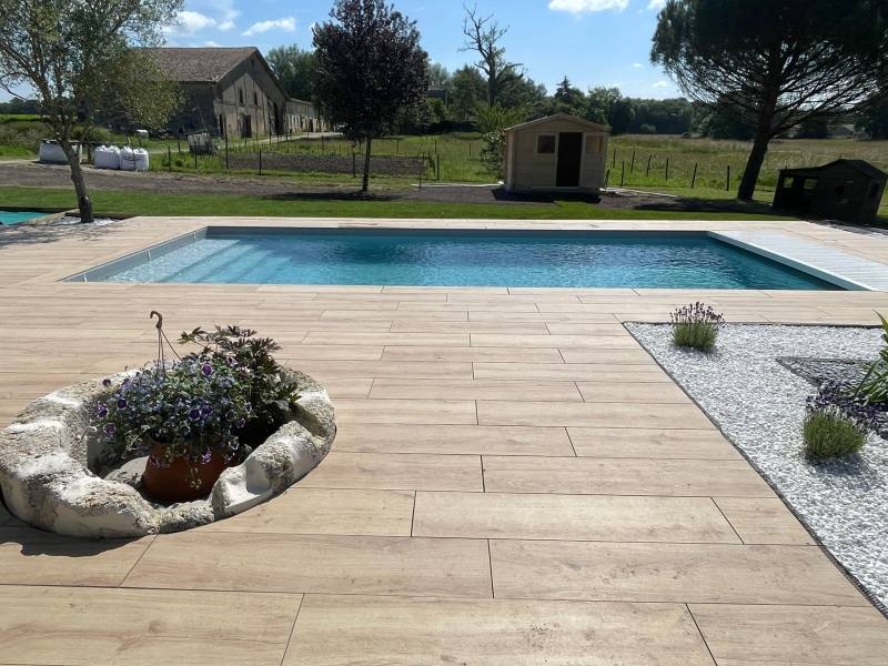 Piscine maçonnée réalisé par DE MELO PISCINES ST JEAN D’ILLAC