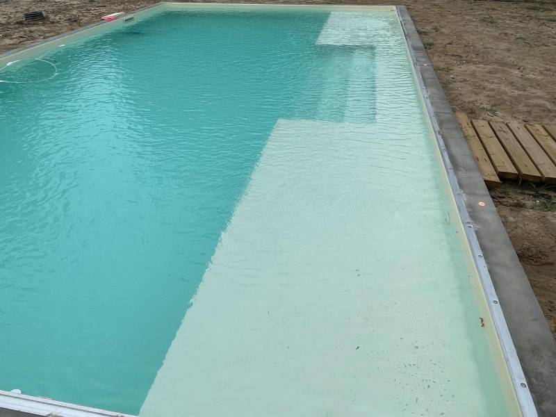 Construction de piscine traditionnelle maçonnée en Gironde : un bassin conçu pour durer, réalisé sur mesure par DE MELO PISCINES depuis 1988.
