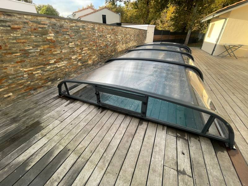 Nouvelle réalisation DE MELO PISCINES : abri de piscine bas ABRIDAYS by Vegametal installé en Gironde