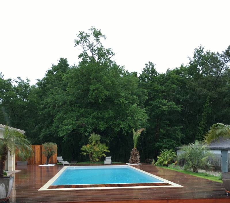 Piscine béton avec margelles ton pierre terrasses bois sur Bassin d'arcachon