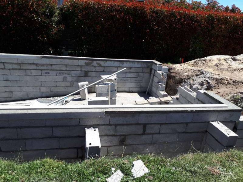 Montage des murs piscine maçonnées