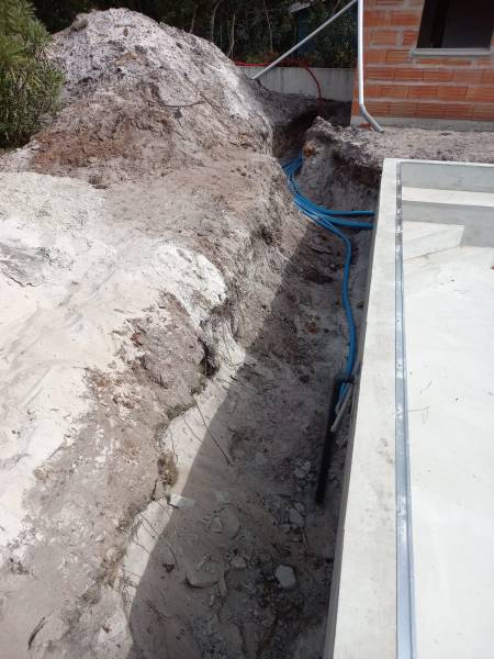 Jolie construction de piscine traditionnelle en PVC armé GRIS CLAIR par DE MELO PISICNES