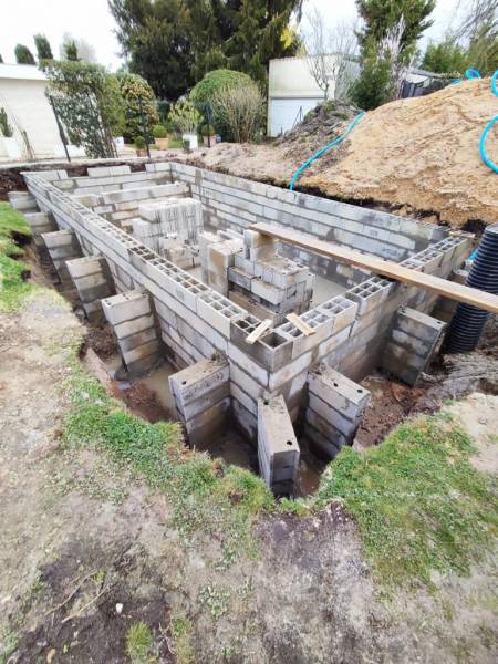 Construction d’une piscine traditionnelle maçonnée par DE MELO PISCINES