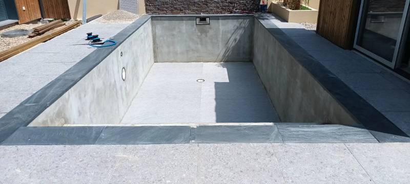 Jolie construction de piscine traditionnelle en PVC armé GRIS CLAIR par DE MELO PISICNES