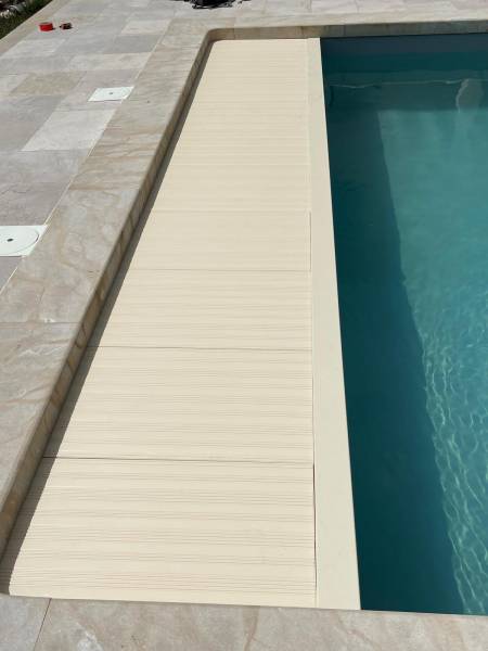 Changement de liner gris clair et volet immergé par DE MELO PISCINES