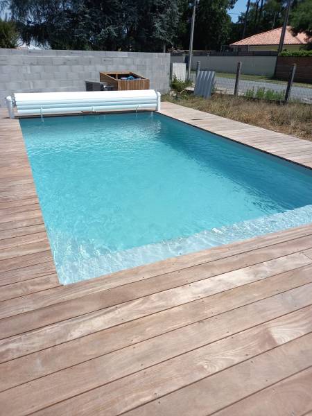 Piscine maçonnée liner gris clair et volet Hors sol