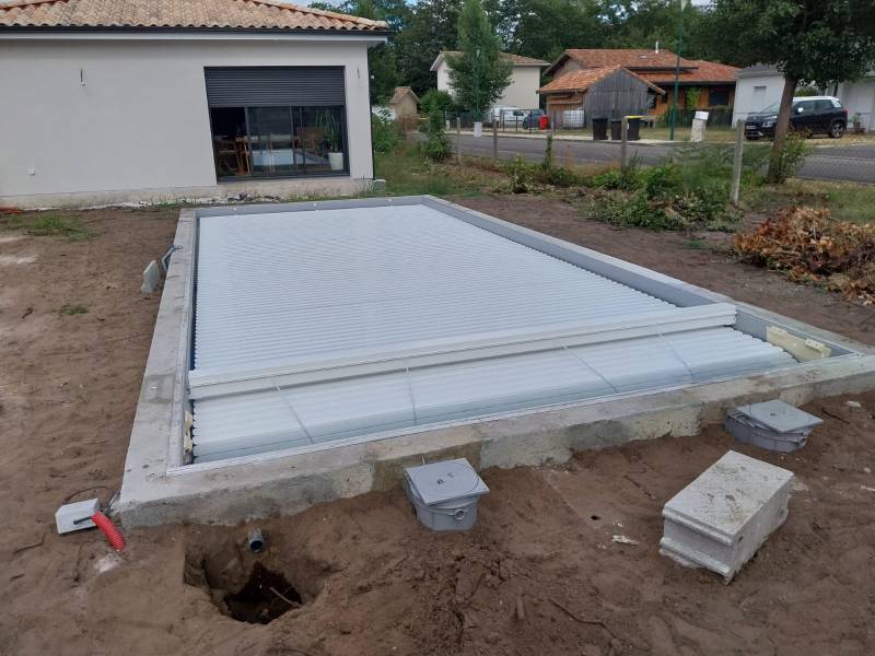 Construction d’une piscine traditionnelle maçonnée liner gris clair par DE MELO PISCINES