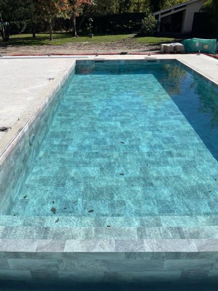 Piscine construite en traditionnel, personnalisée pour Mérignac.