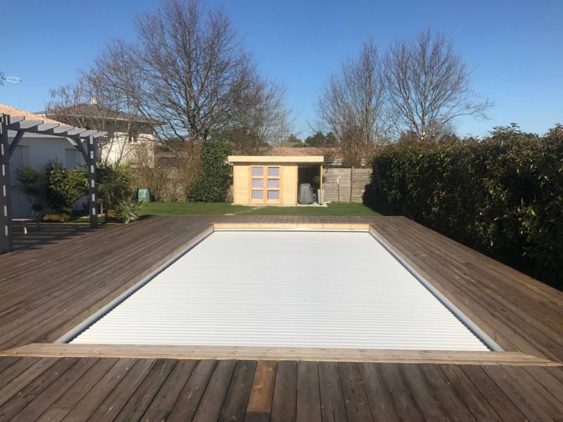 Volet immergé lames blanches piscine traditionnelle