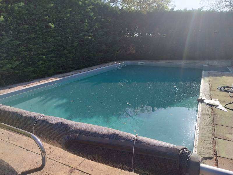 Rénovation complète de piscine avec remplacement de liner et réaménagement extérieur.