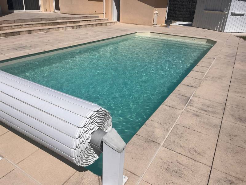 Résultat final – Une piscine rénovée avec élégance, en harmonie avec la terrasse.