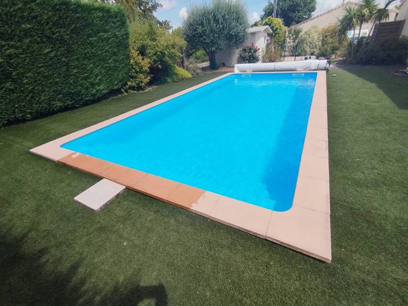 Rénovation et changement de liner piscine à Mérignac avec pose professionnelle sur bassin 9x4 m escalier large en liner bleu France