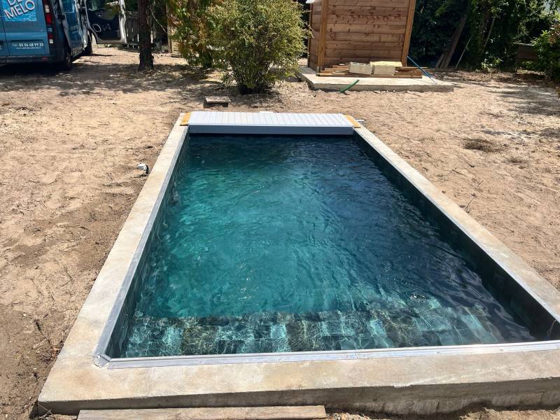 Réalisation d’une piscine traditionnelle de 10 m², liner type bali, fond plat et escalier banquette  sur le Bassin d’Arcachon : qualité, confort et esthétisme