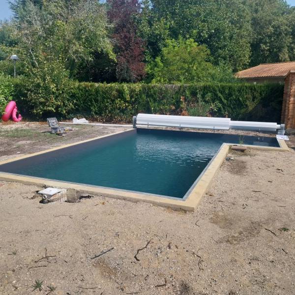 Un bassin sécurisé, une eau préservée – Grâce à notre volet hors-sol, profitez de votre piscine en toute sérénité tout en limitant l’évaporation